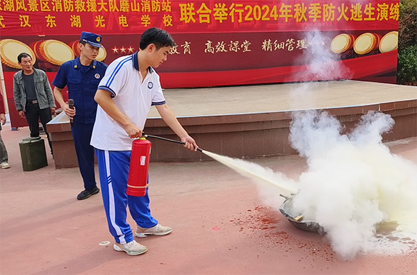 校园防火常警觉  演练筑起安全网 |我校开展“消防疏散与消防技能演练”活动