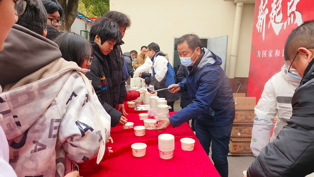 师生共品元宵乐    情满校园暖意浓